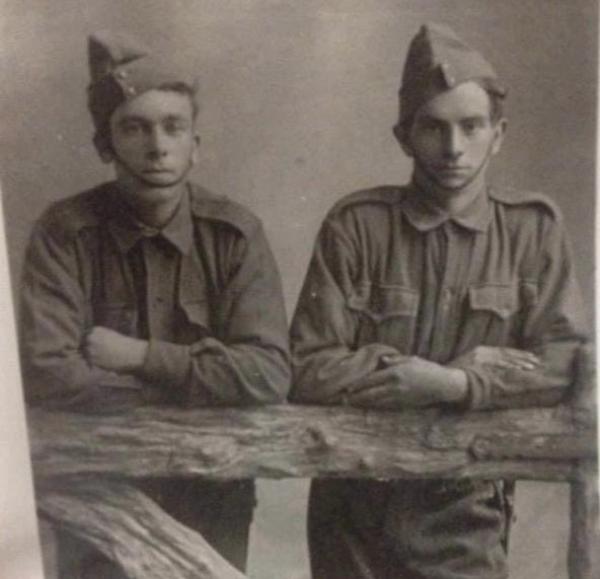 Alex left with friend Chris Robinson(died 27th april,Gallipoli) | Source: personal collection